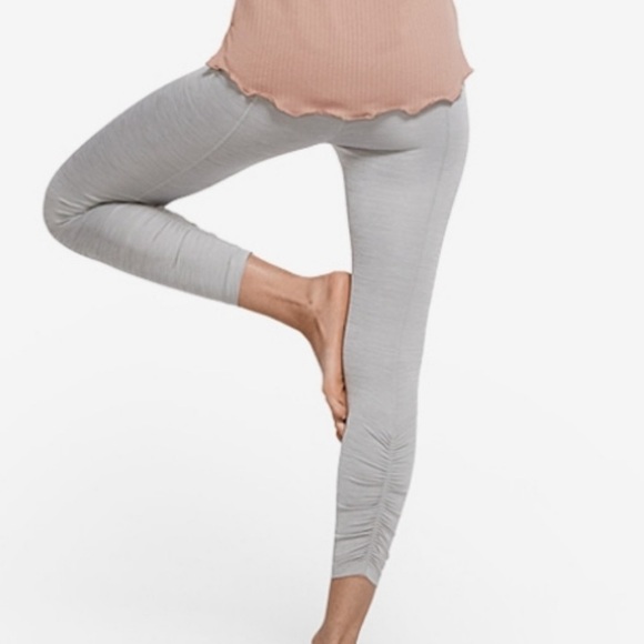 🆕 Nike Yoga Tank in Tan • Woman’s Size Small - Picture 4 of 9